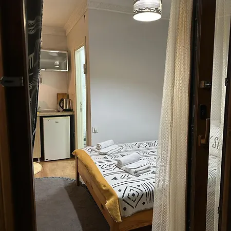 نيللي غيست هاوس *